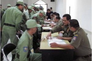 Anggots linmas saar menerima kadeudeuh dari pemkab Kuningan di KIC.